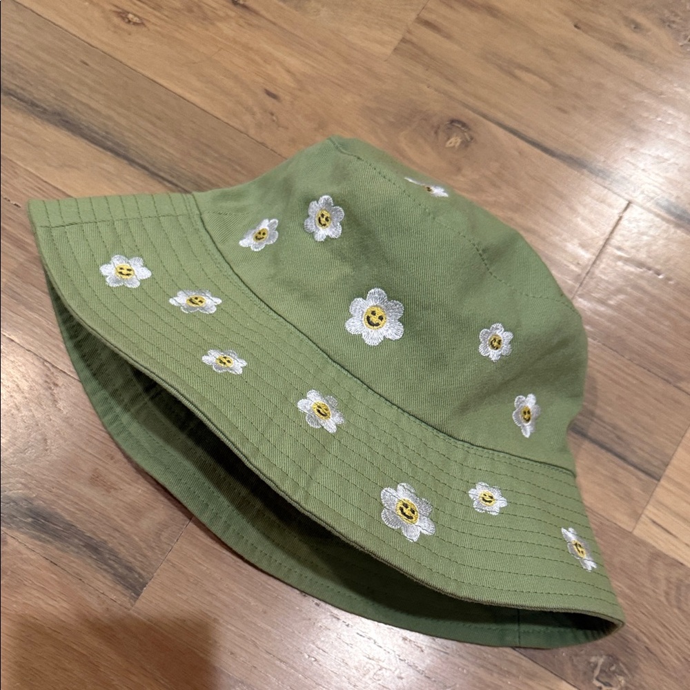 Green Daisy Embroidered Bucket Hat